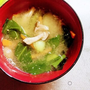 小松菜としめじと豆腐の生姜入り味噌汁